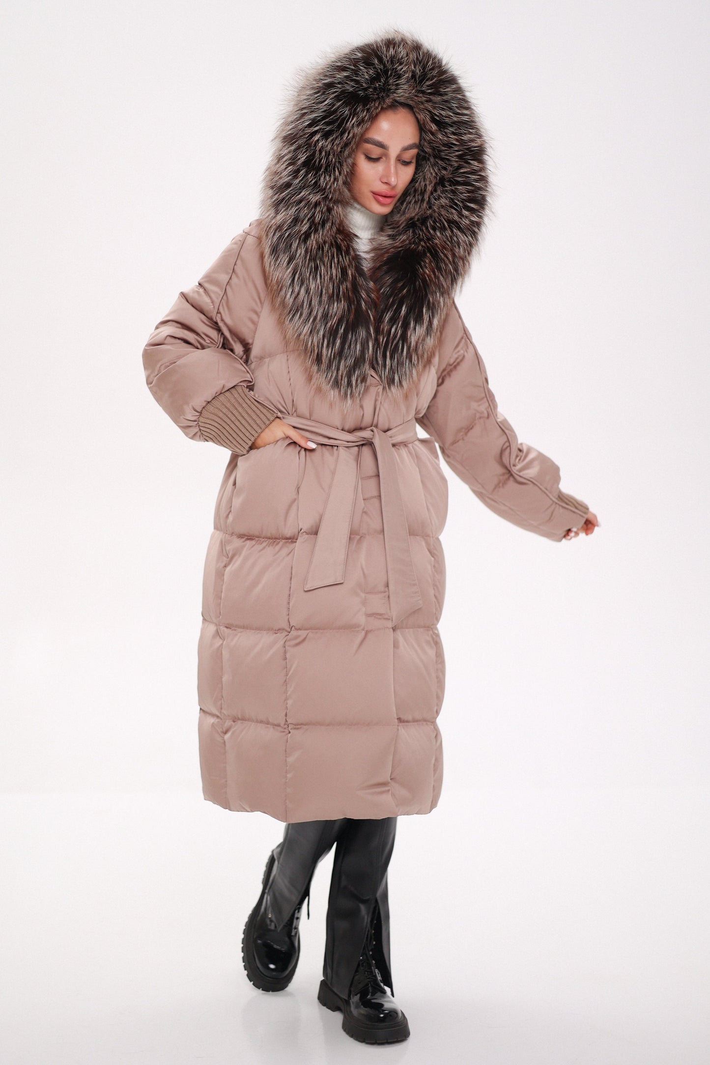 Manteau en duvet entièrement doublé à capuche Rei Silver Fox en blush 