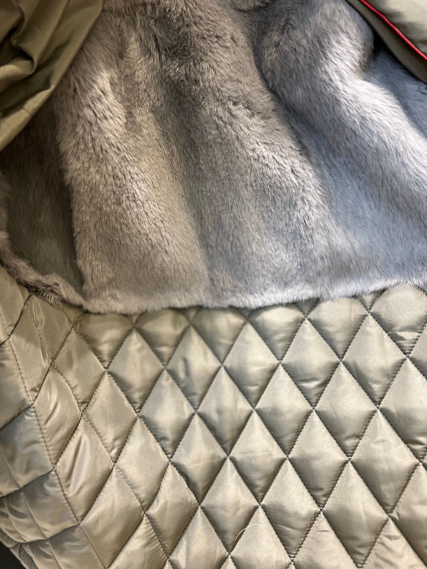 Parka isolée en fourrure de lapin avec bordure en fourrure de renard argenté