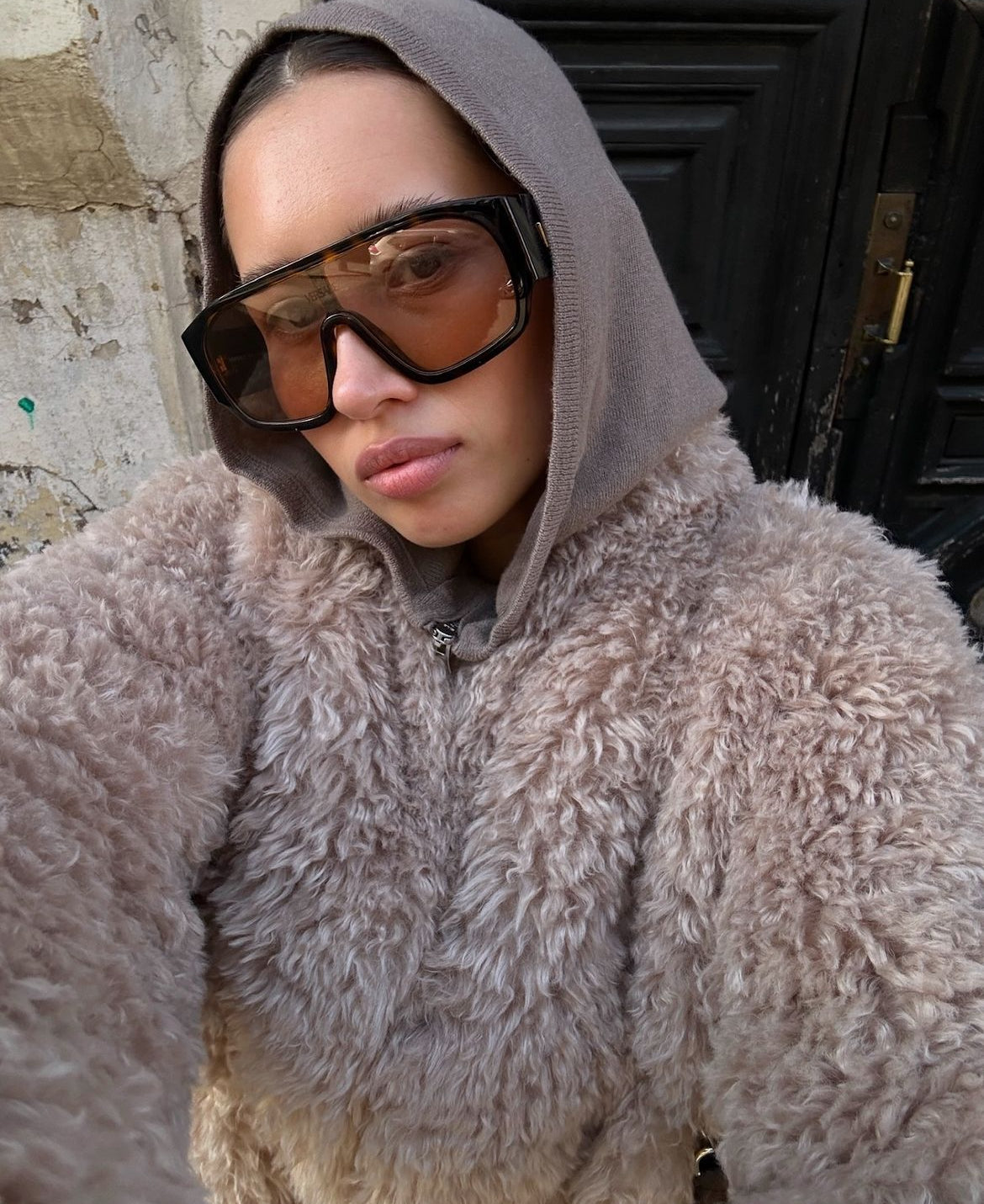 Manteau en fausse fourrure avec ceinture en cuir