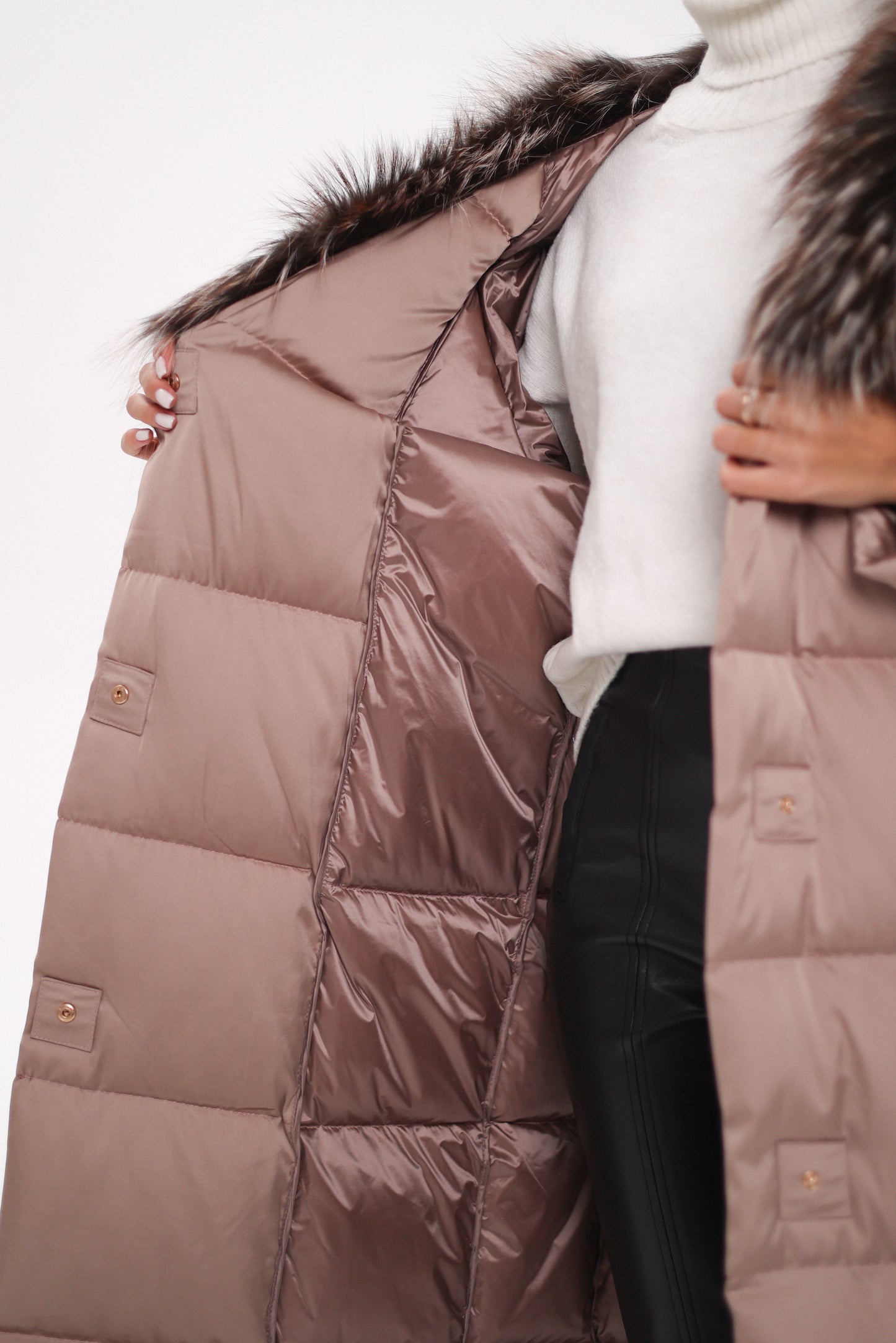 Manteau en duvet entièrement doublé à capuche Rei Silver Fox en blush 