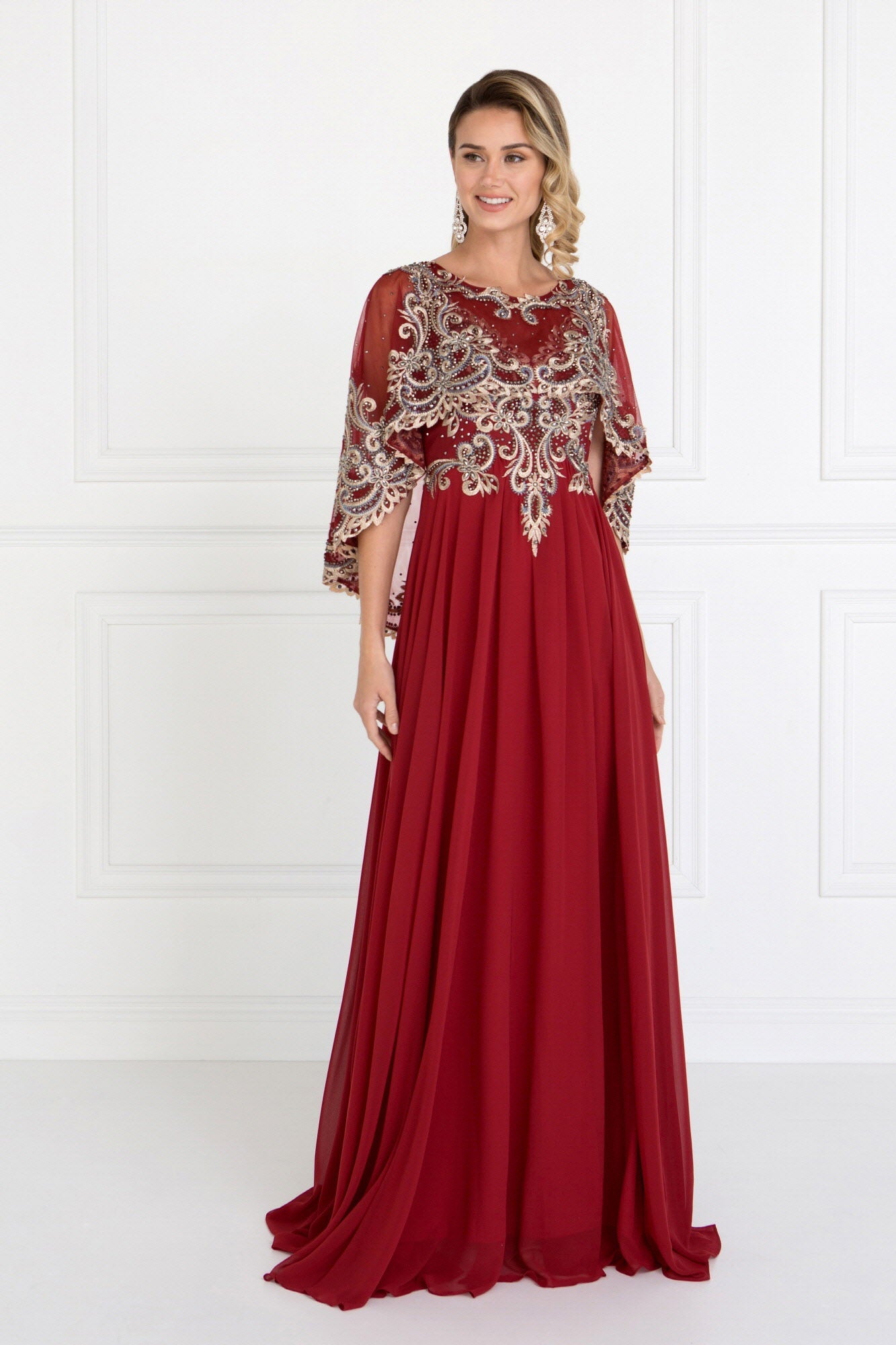 Robe longue trapèze en mousseline avec manches cape brodées