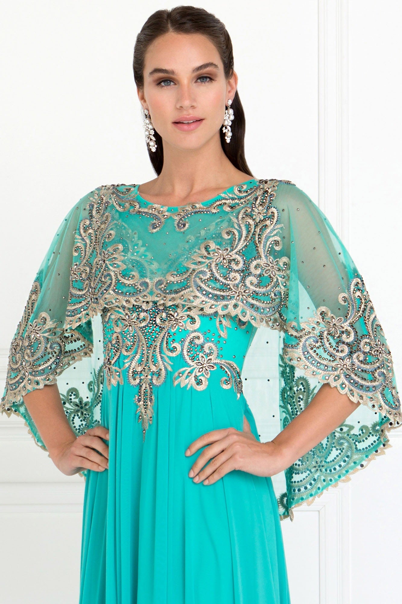 Robe longue trapèze en mousseline avec manches cape brodées
