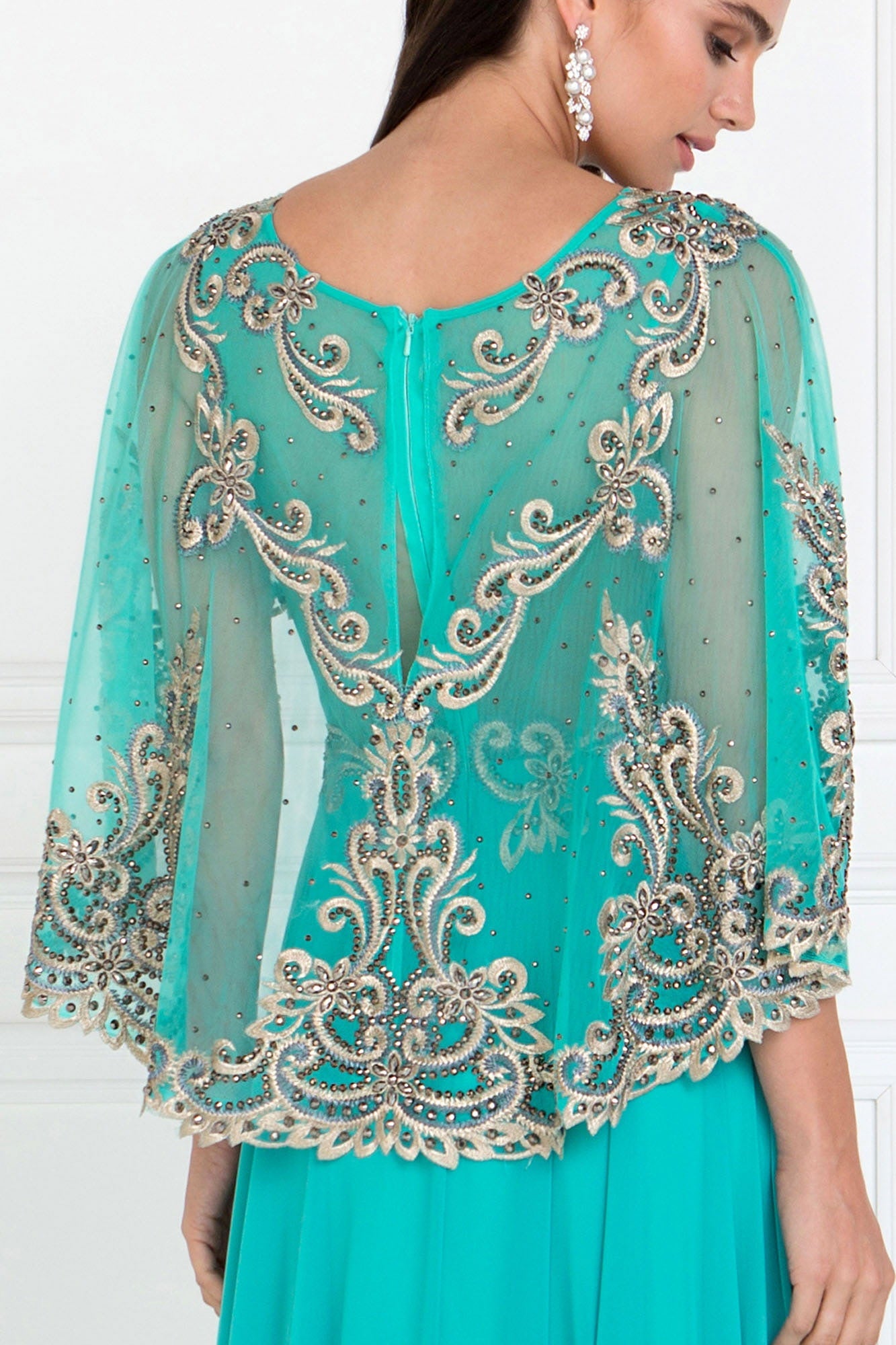 Robe longue trapèze en mousseline avec manches cape brodées