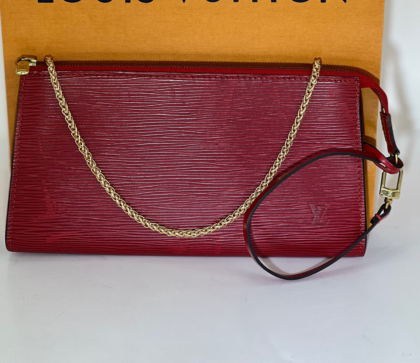 Sac à main Louis Vuitton Epi 24 Pochette Accessories Sac bandoulière en cuir rouge d'occasion