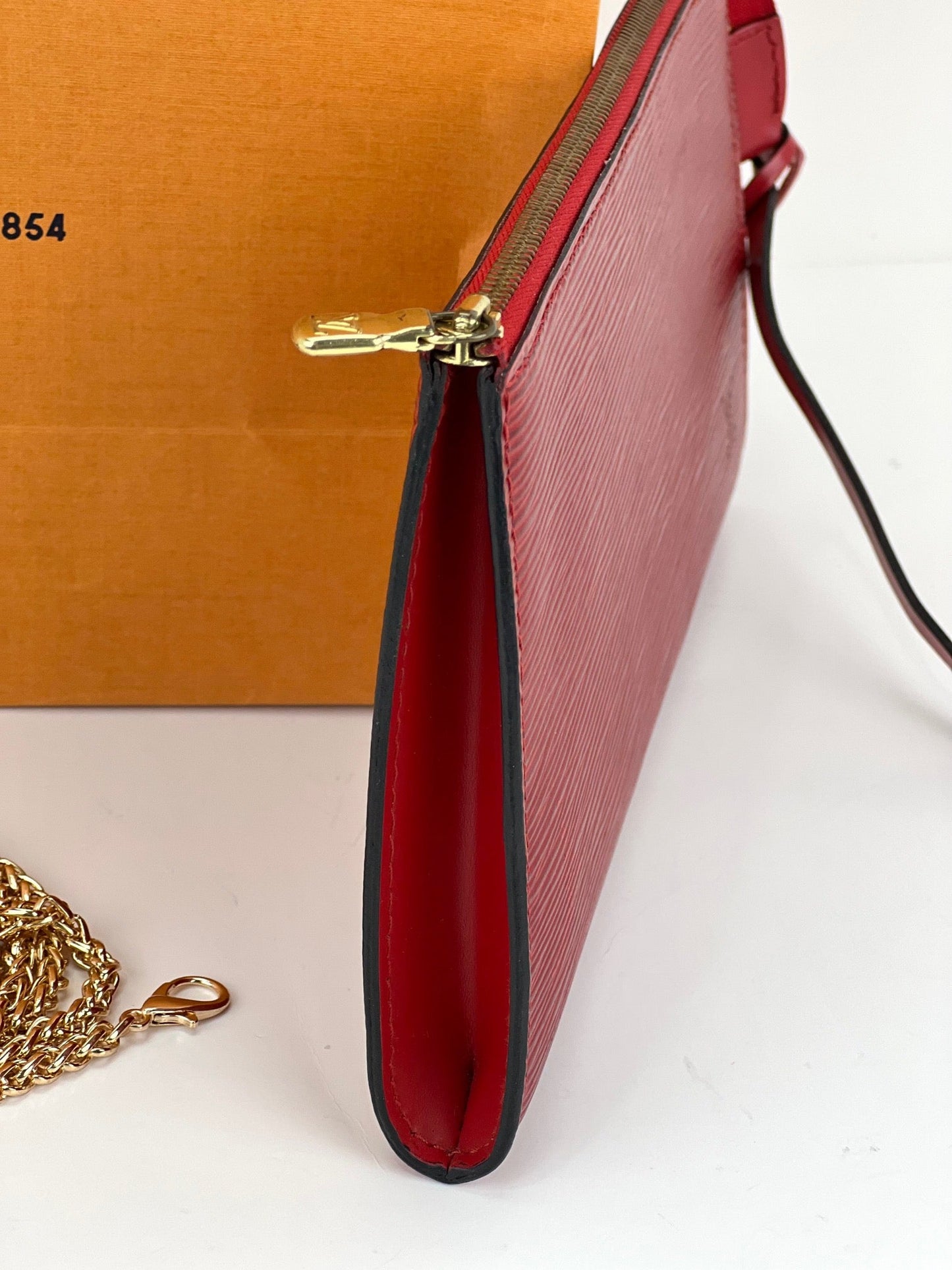 Sac à main Louis Vuitton Epi 24 Pochette Accessories Sac bandoulière en cuir rouge d'occasion