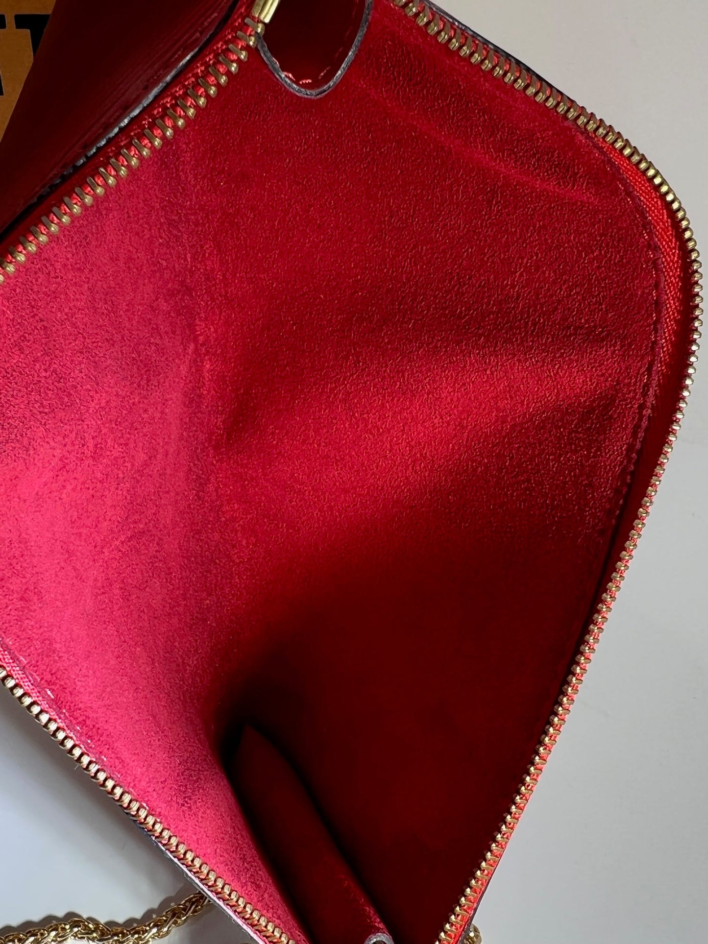 Sac à main Louis Vuitton Epi 24 Pochette Accessories Sac bandoulière en cuir rouge d'occasion