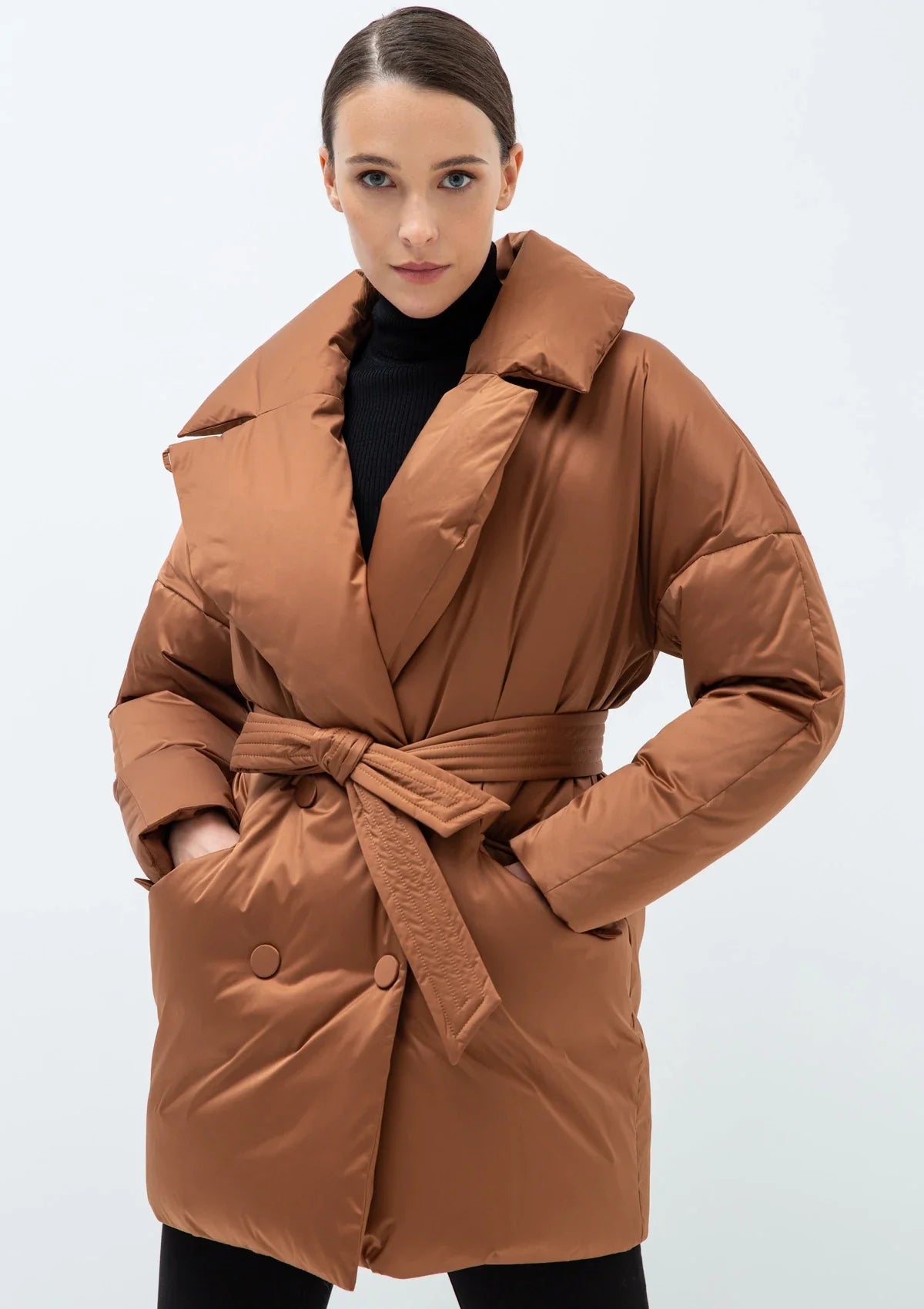 Veste ceinturée en duvet de qualité supérieure Aria, couleur cannelle 