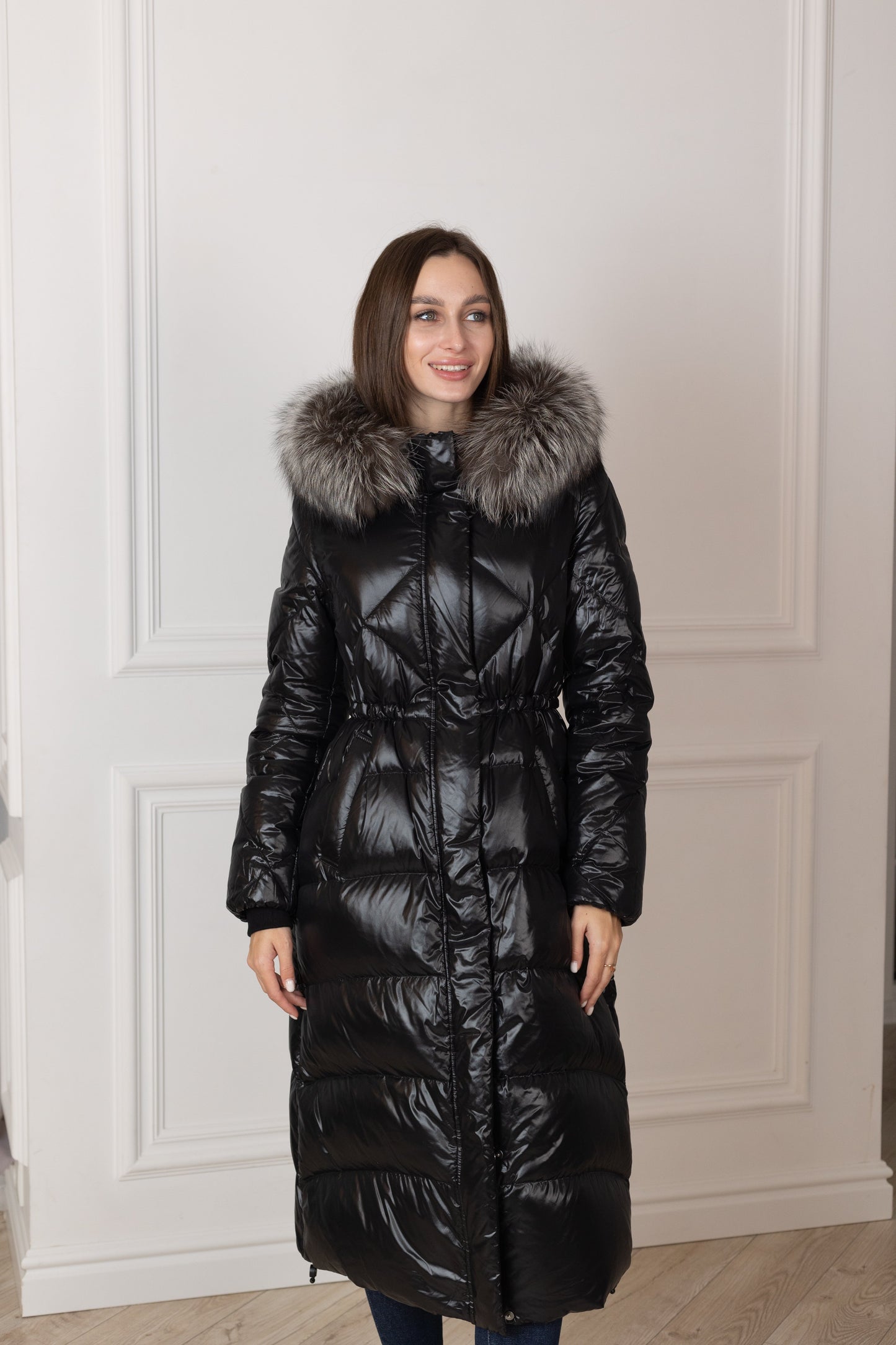 Manteau en duvet avec garniture en fourrure de renard argenté véritable 