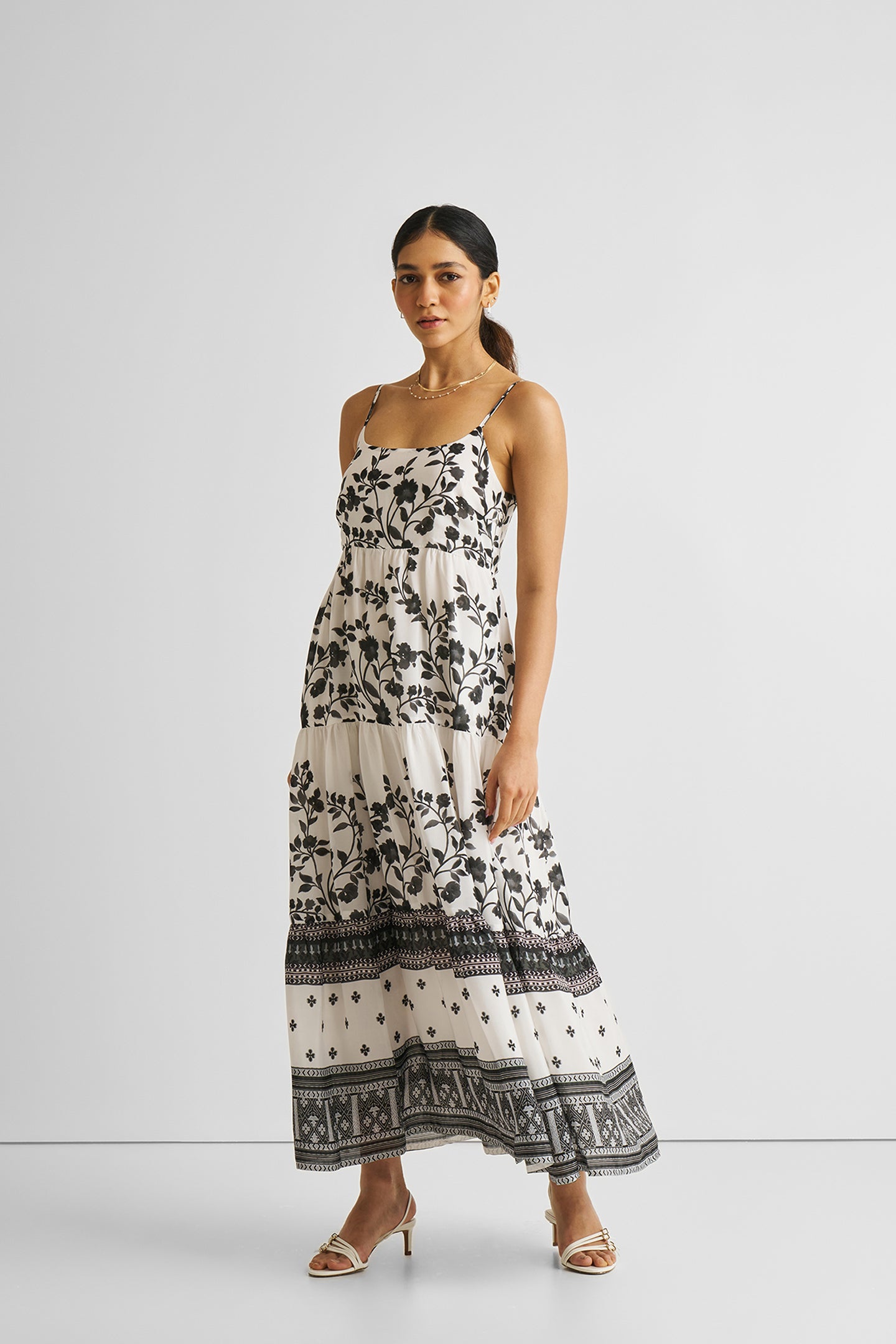 Robe longue à bretelles et volants à fleurs