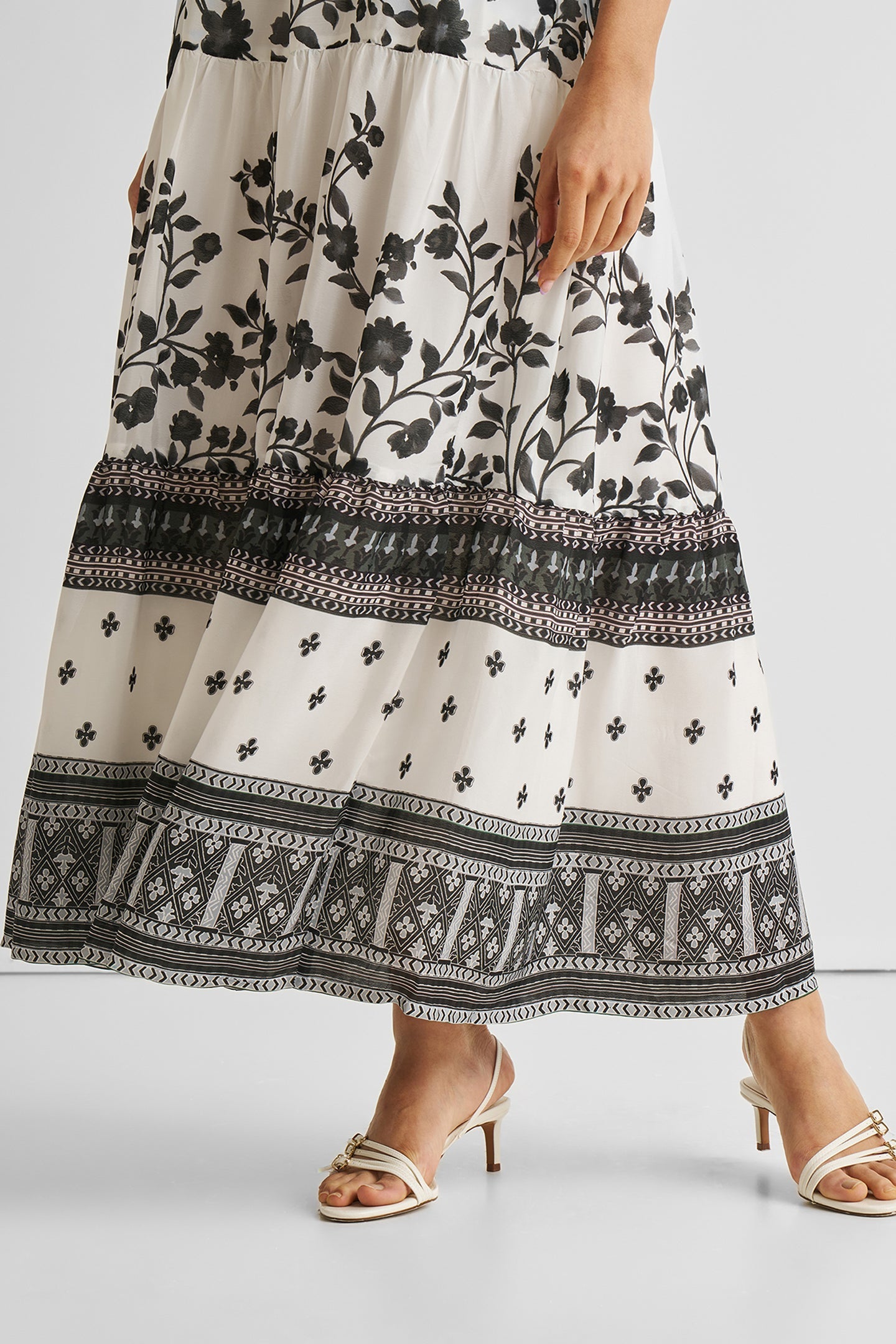 Robe longue à bretelles et volants à fleurs