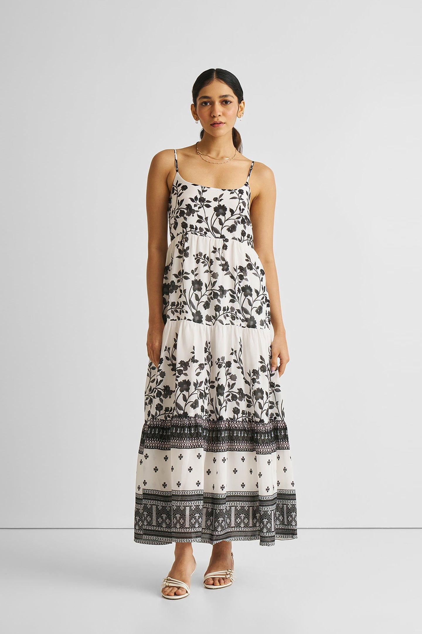 Robe longue à bretelles et volants à fleurs