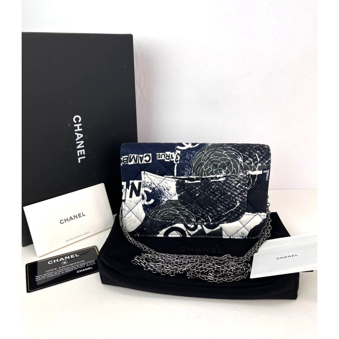Portefeuille Chanel Reissue 2.55 en toile imprimée matelassée édition limitée sur une pochette à chaîne RARE