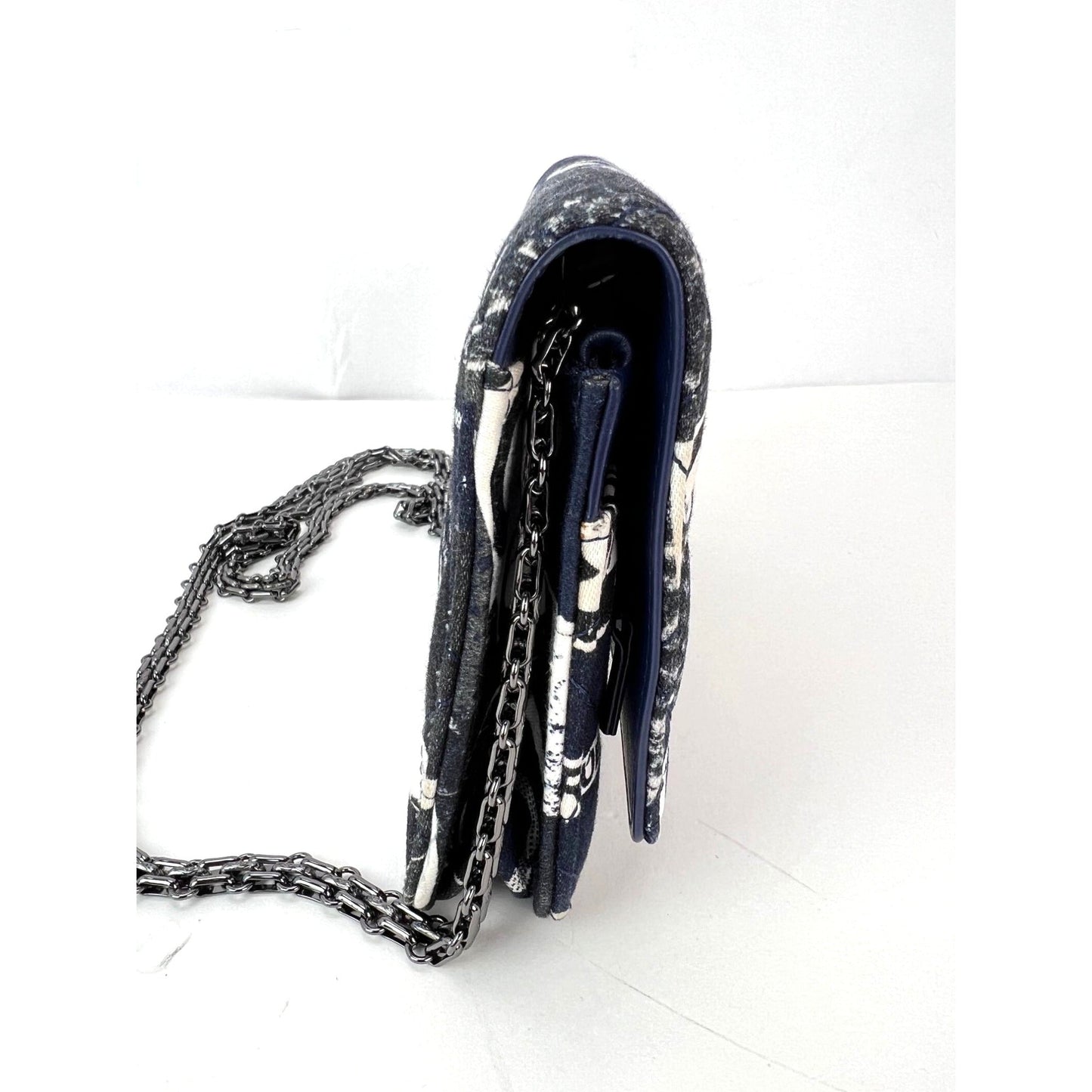 Portefeuille Chanel Reissue 2.55 en toile imprimée matelassée édition limitée sur une pochette à chaîne RARE
