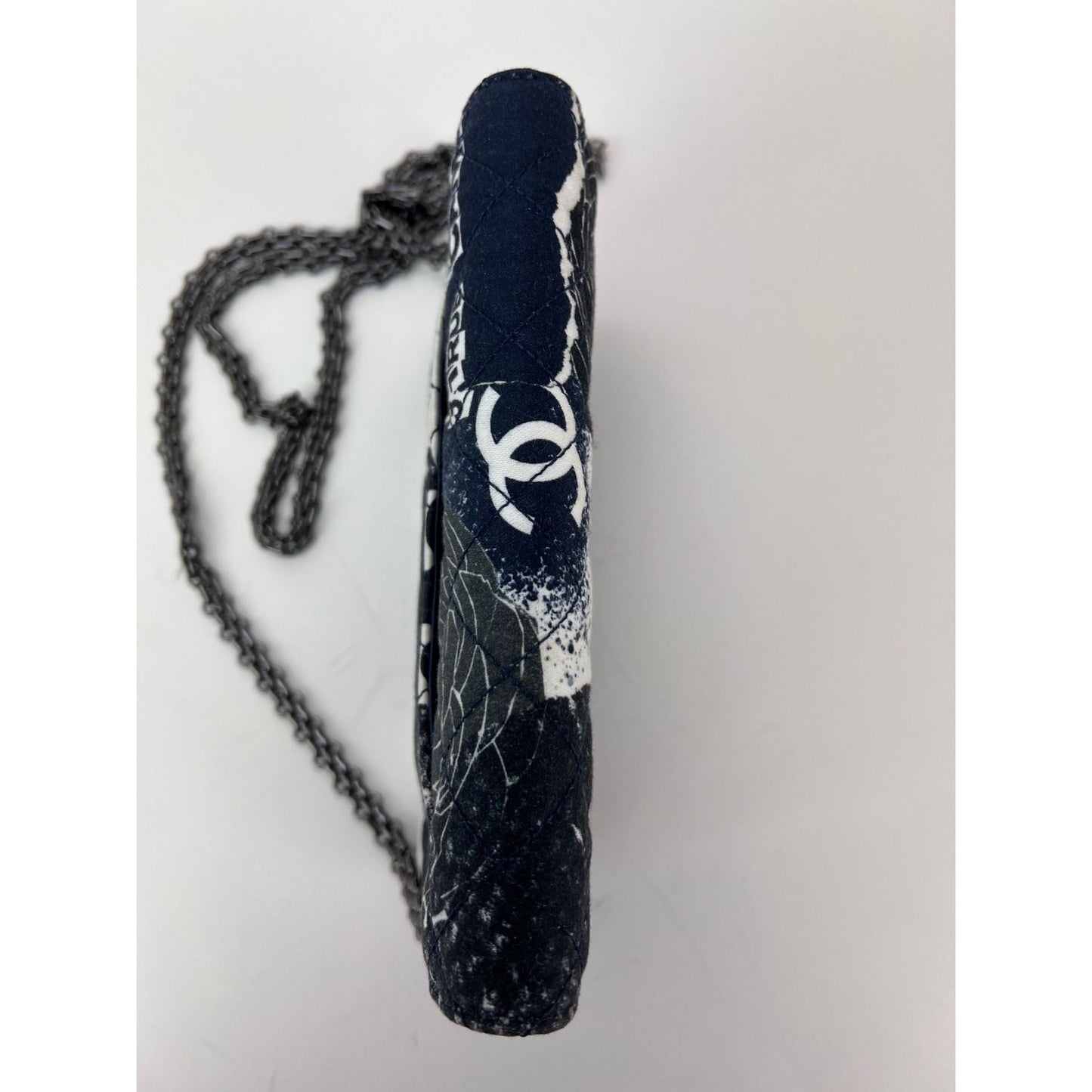 Portefeuille Chanel Reissue 2.55 en toile imprimée matelassée édition limitée sur une pochette à chaîne RARE