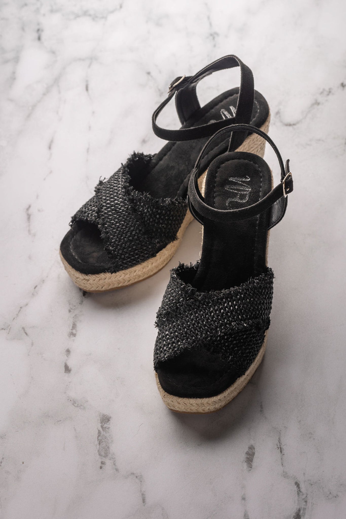 Elinor Wedge en noir