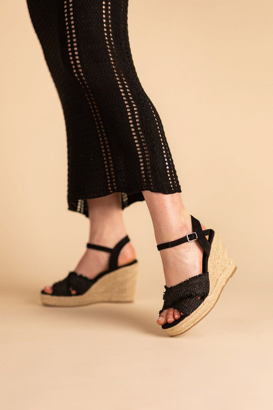 Elinor Wedge en noir
