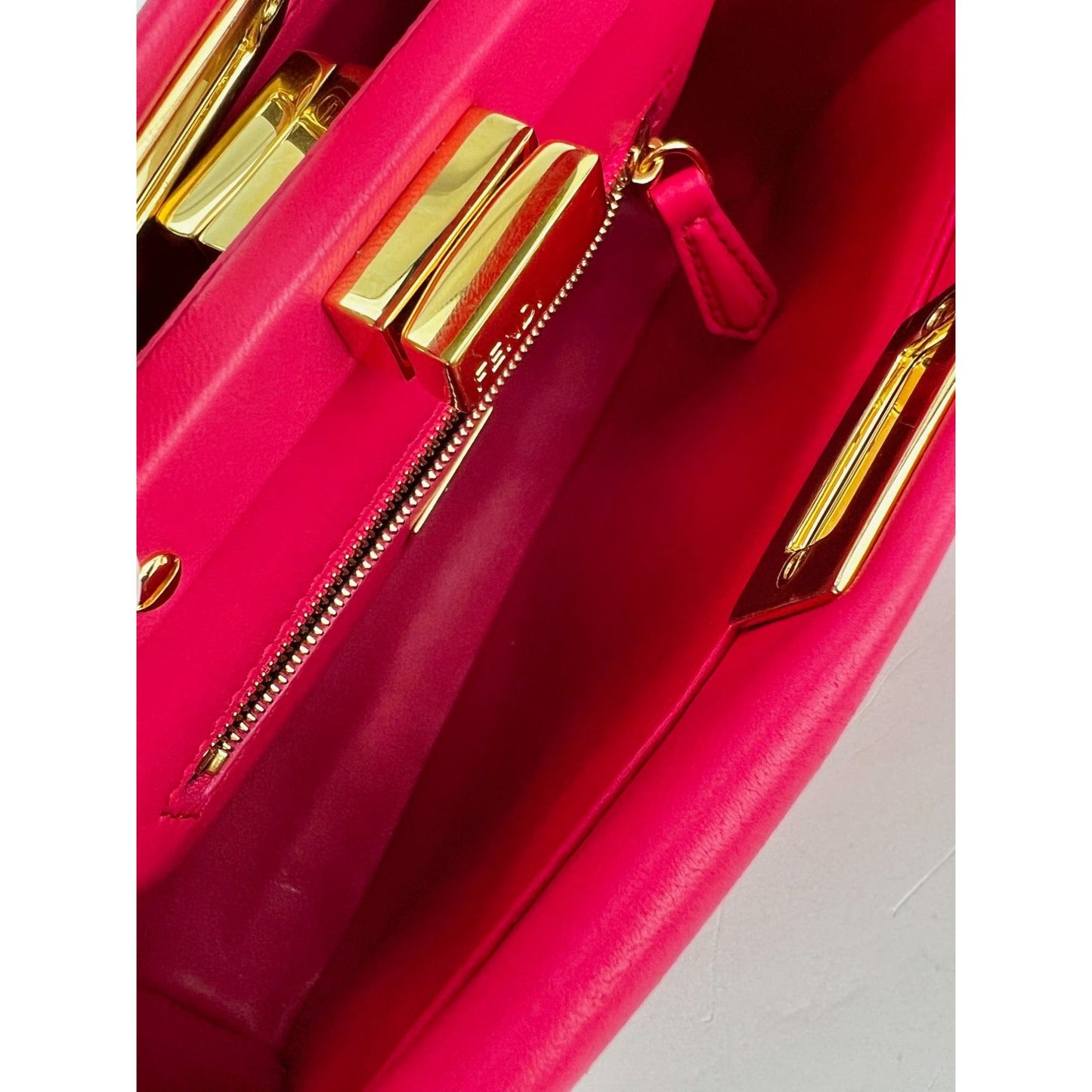 Sac à main Fendi Mini Peekaboo en cuir rose