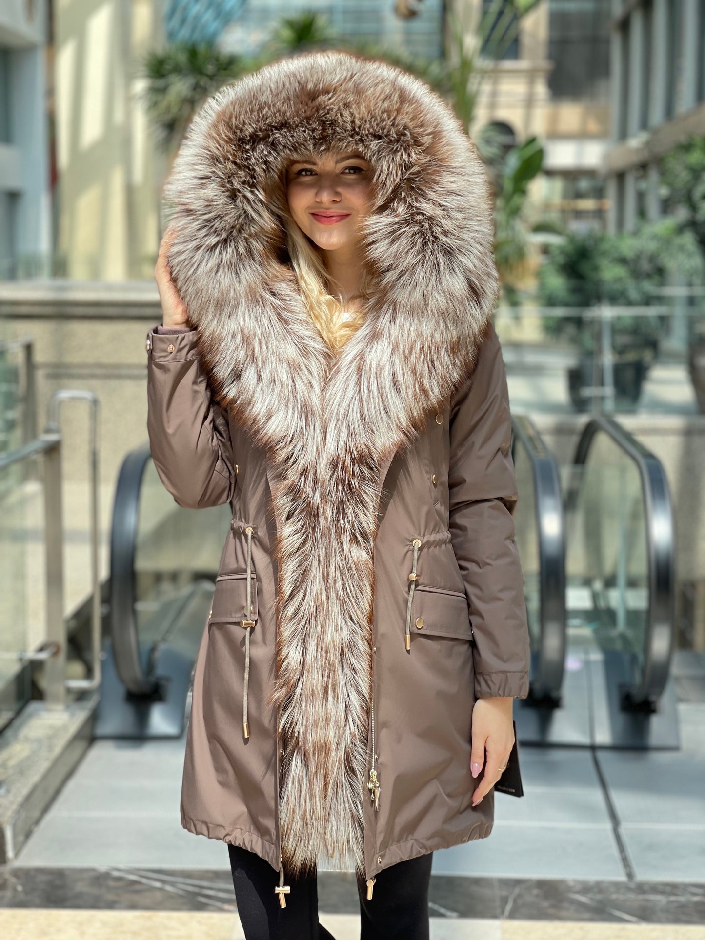 Parka isolée en fourrure de lapin avec bordure en fourrure de renard argenté