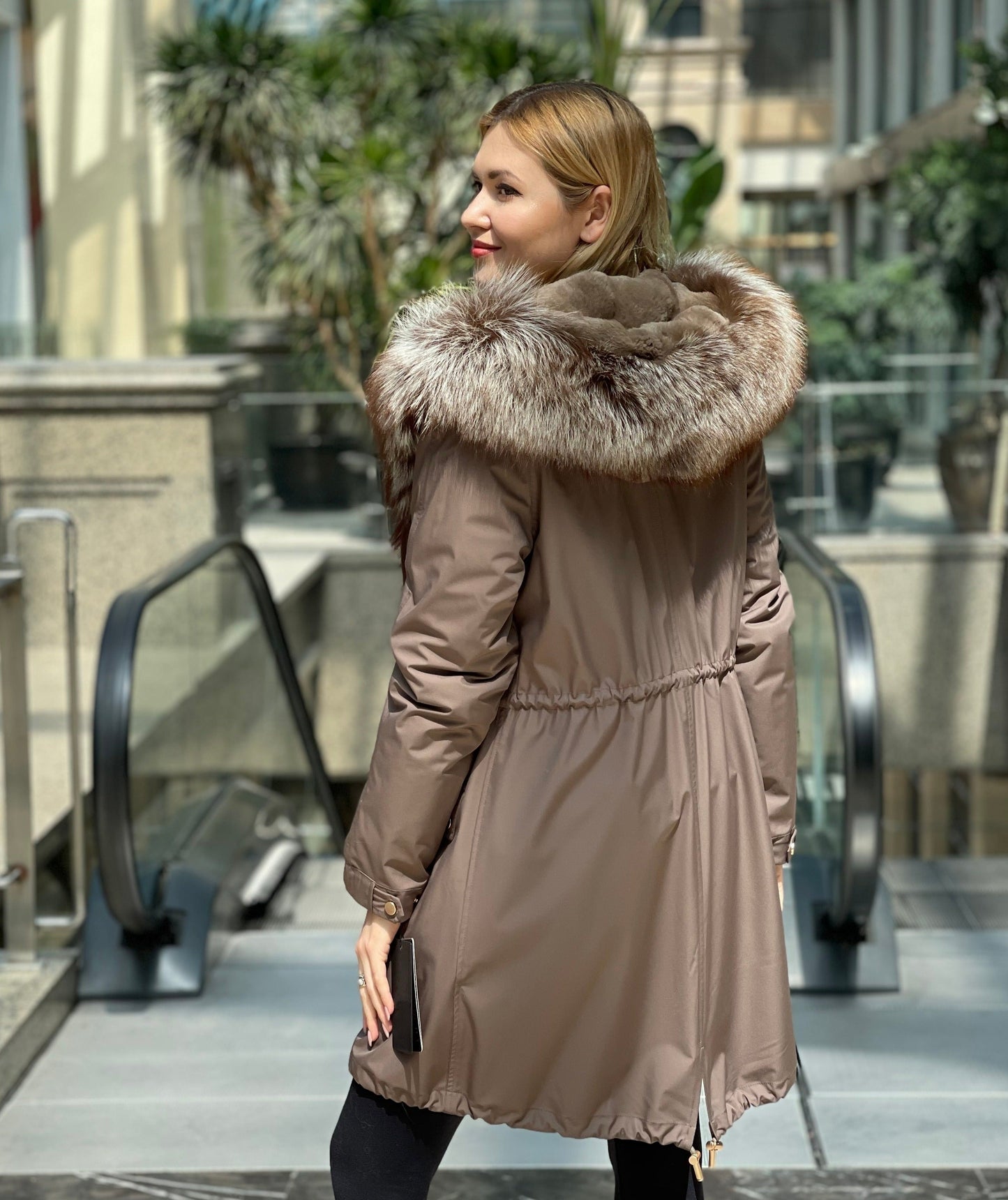 Parka isolée en fourrure de lapin avec bordure en fourrure de renard argenté