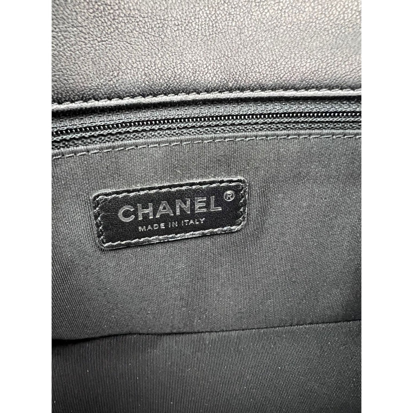 Sac à rabat Chanel en cuir d'agneau matelassé et plexiglas couleur Cuba de taille moyenne