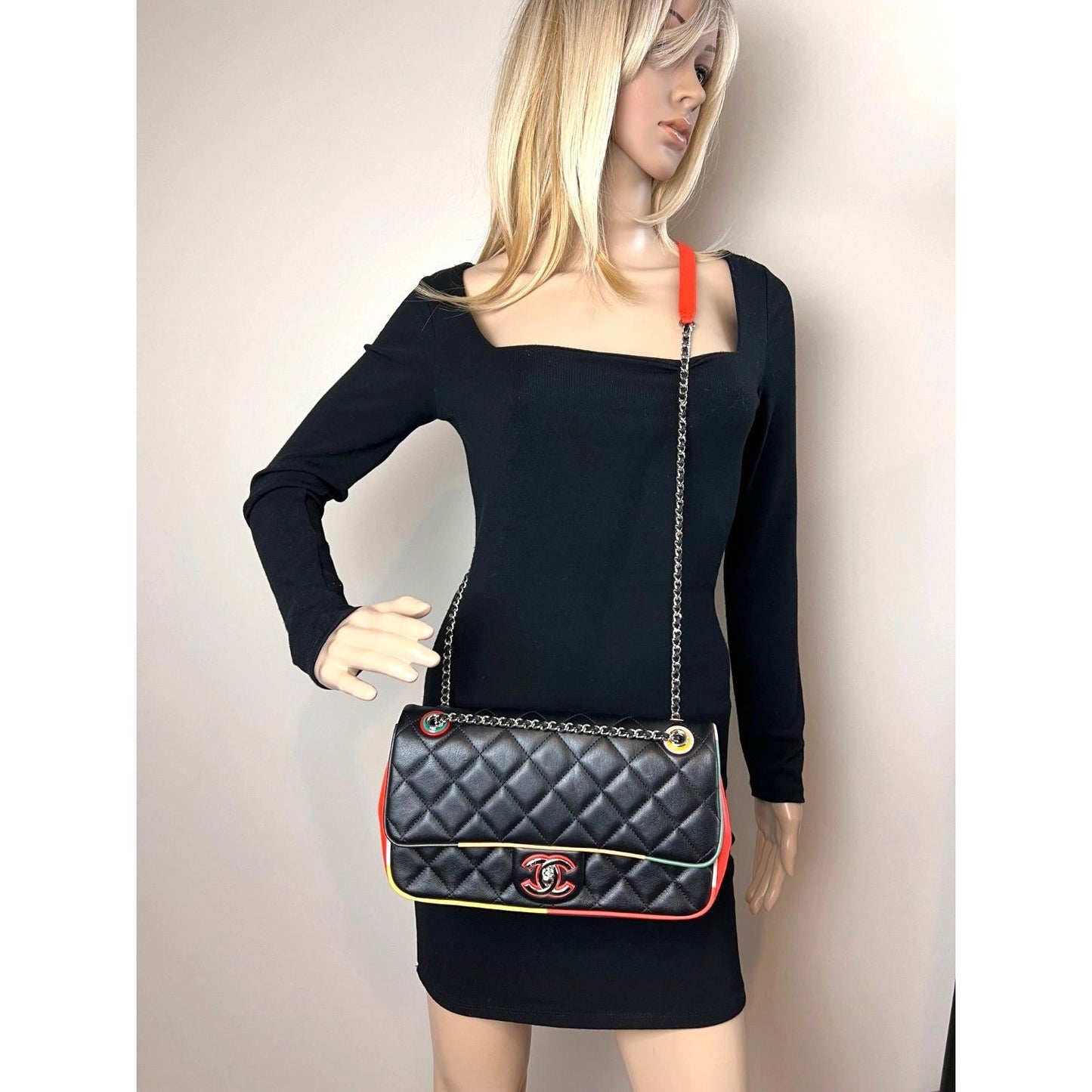 Sac à rabat Chanel en cuir d'agneau matelassé et plexiglas couleur Cuba de taille moyenne