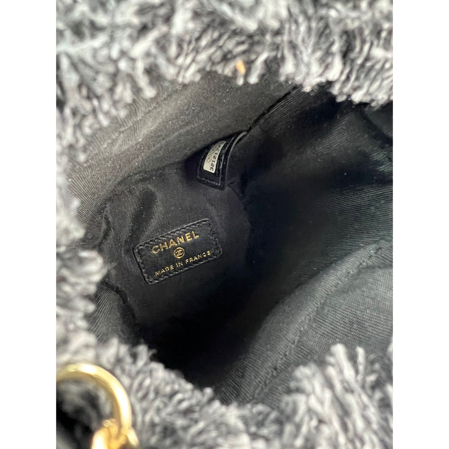 Mini seau Chanel en denim matelassé avec chaîne Noir