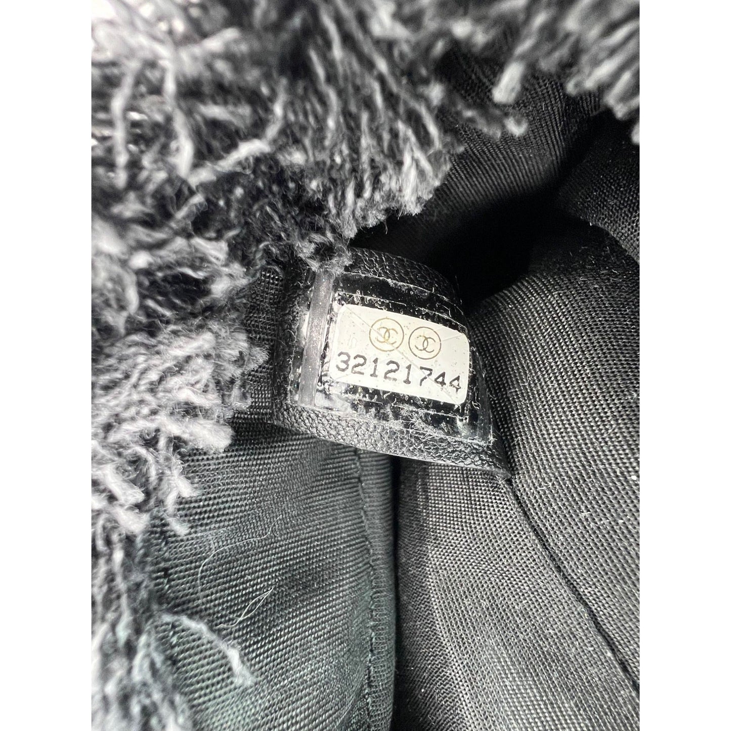 Mini seau Chanel en denim matelassé avec chaîne Noir