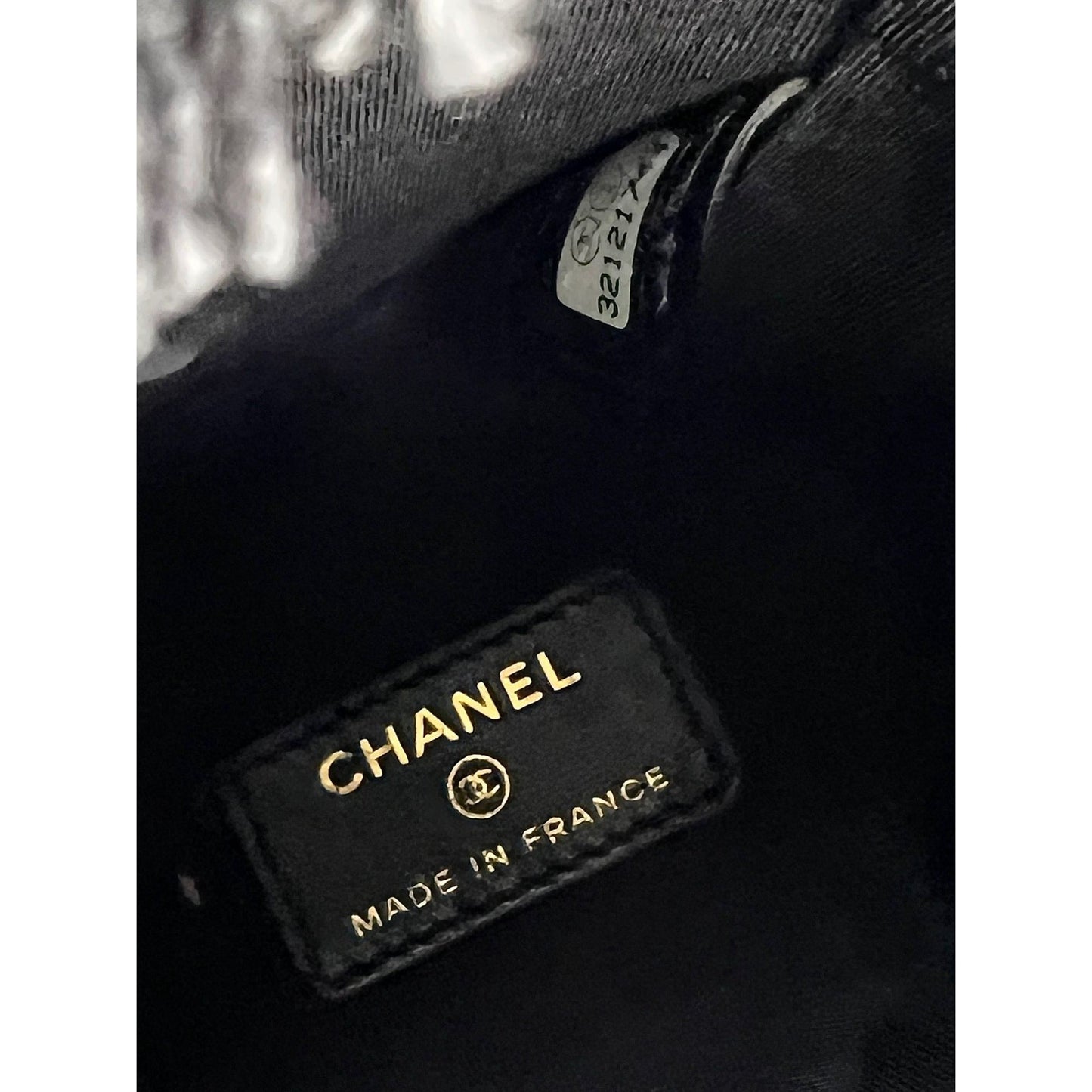 Mini seau Chanel en denim matelassé avec chaîne Noir