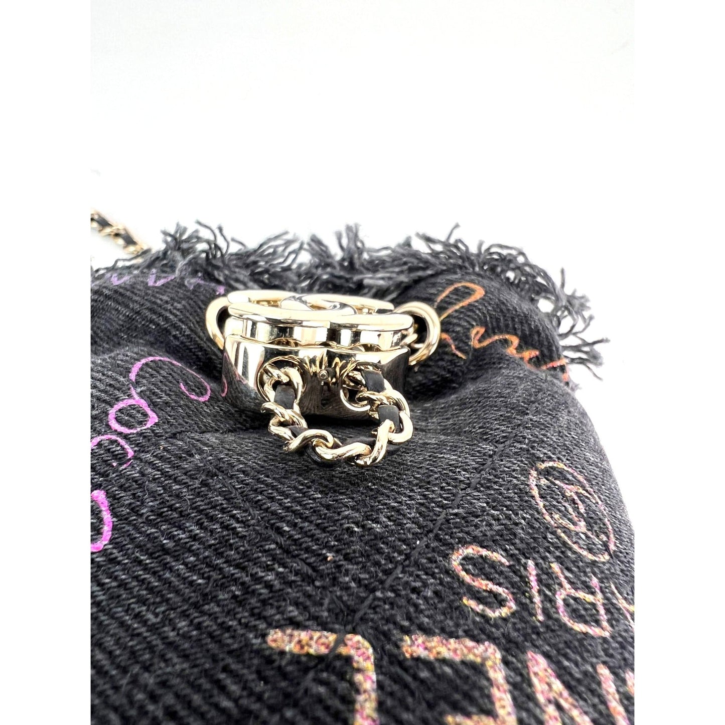 Mini seau Chanel en denim matelassé avec chaîne Noir