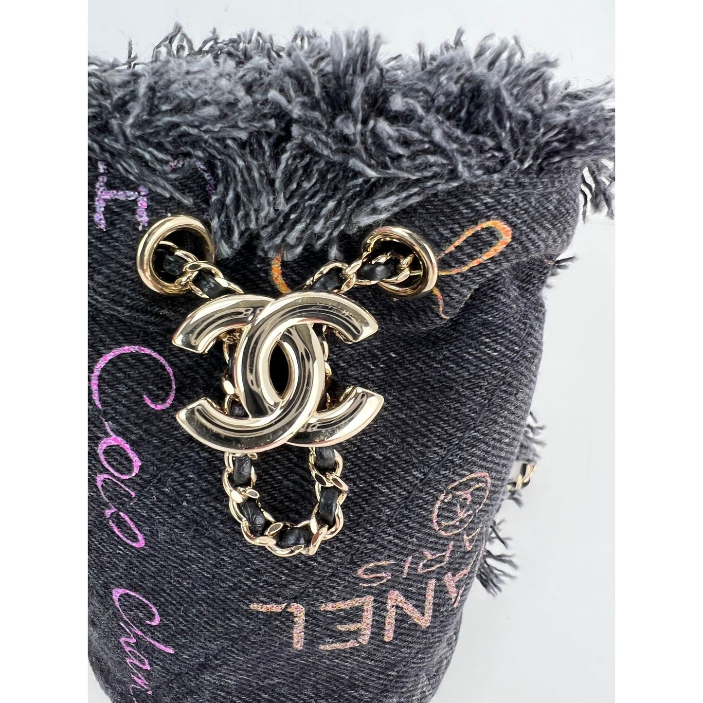Mini seau Chanel en denim matelassé avec chaîne Noir