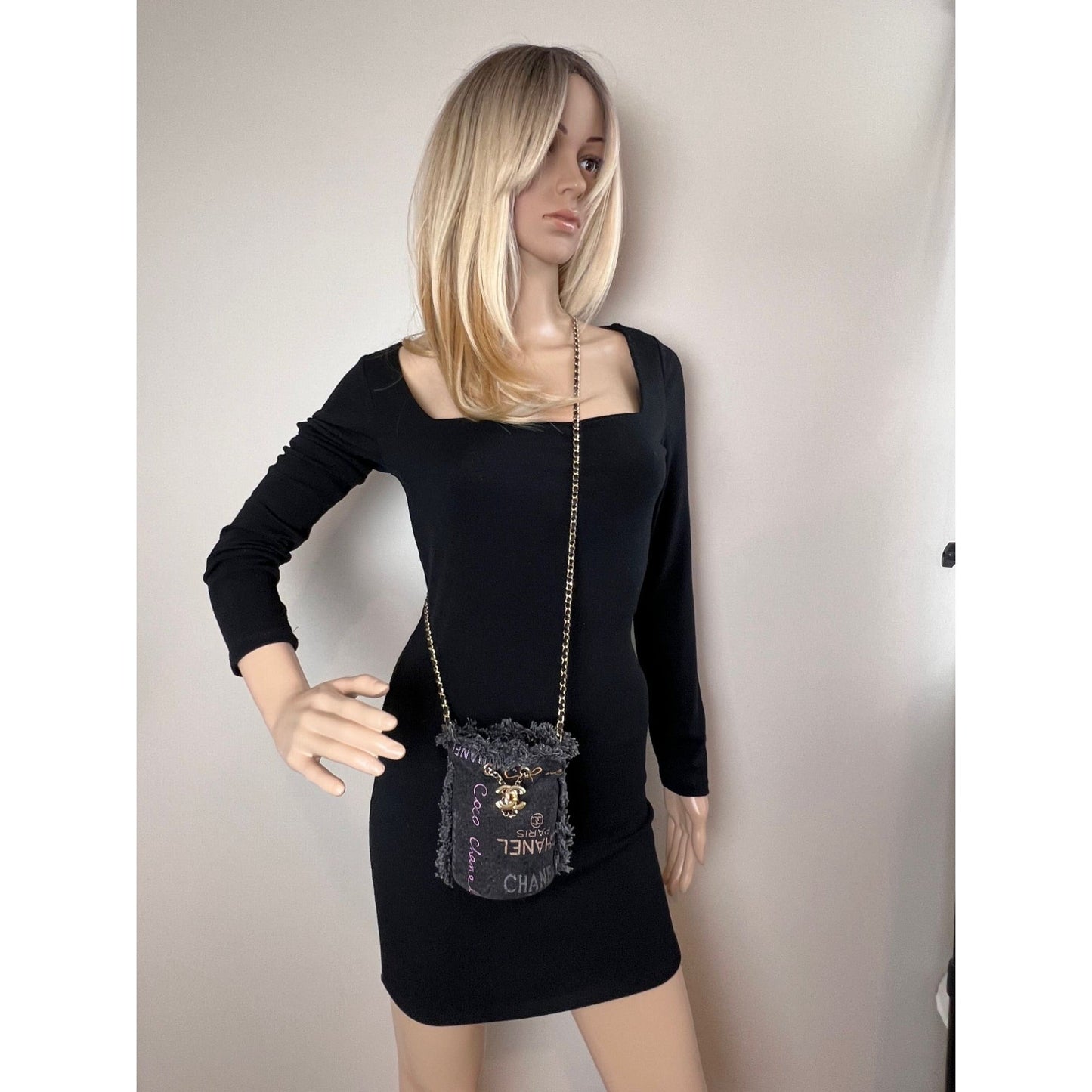 Mini seau Chanel en denim matelassé avec chaîne Noir