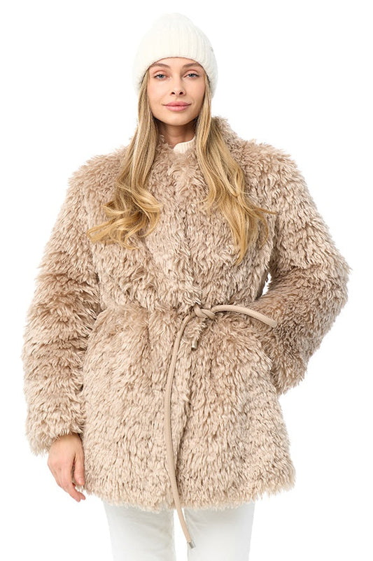 Manteau en fausse fourrure avec ceinture en cuir