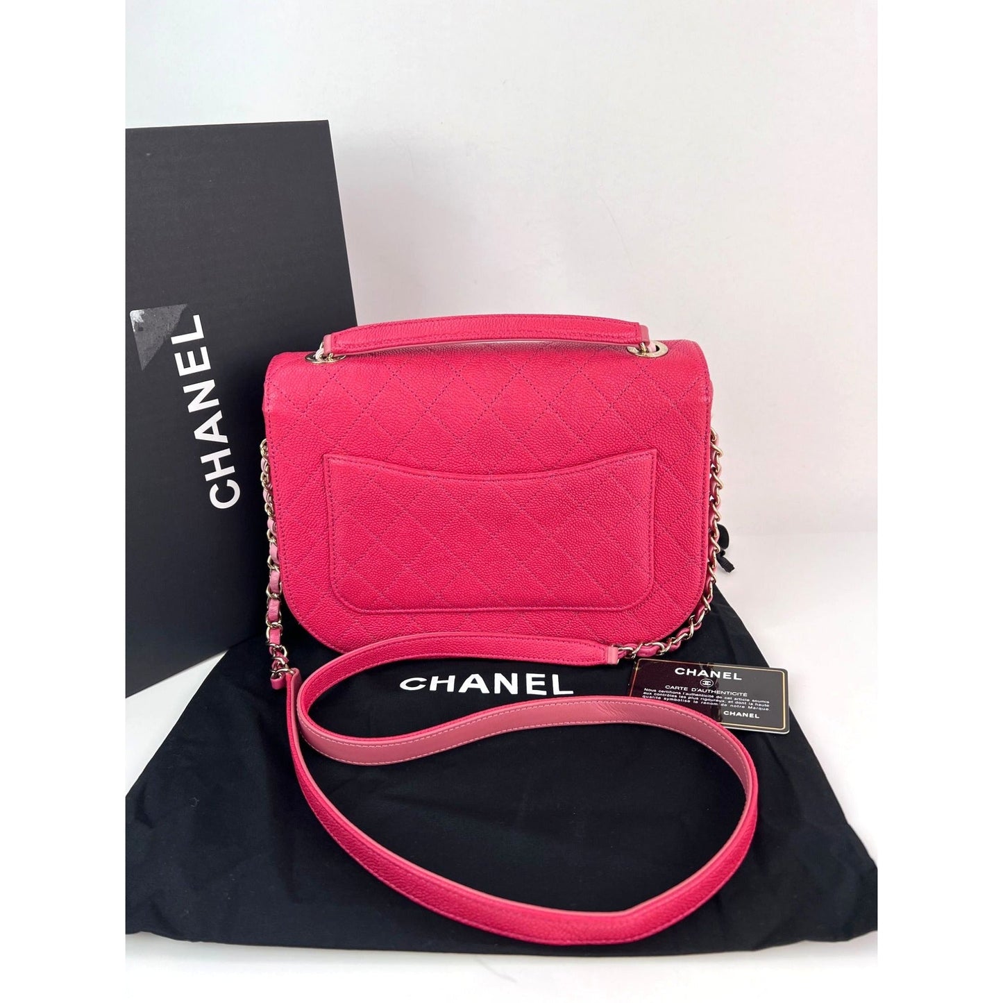 Sac à rabat Chanel Paris-Cuba moyen en cuir de veau caviar rose avec anse sur le dessus