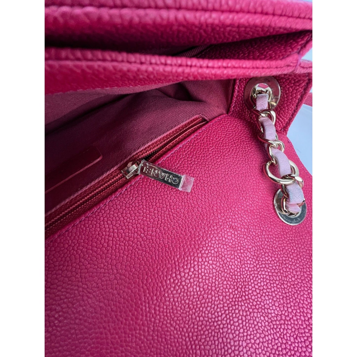 Sac à rabat Chanel Paris-Cuba moyen en cuir de veau caviar rose avec anse sur le dessus
