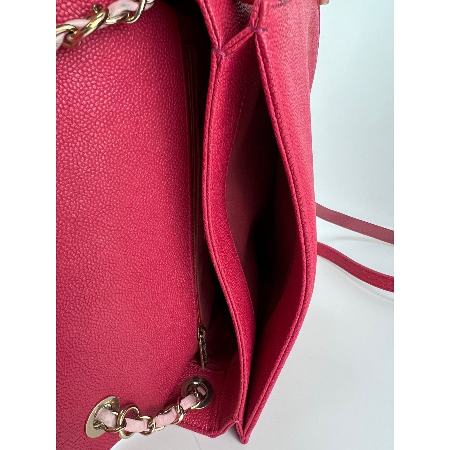 Sac à rabat Chanel Paris-Cuba moyen en cuir de veau caviar rose avec anse sur le dessus