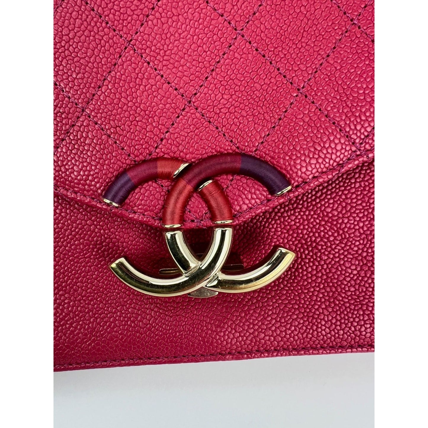 Sac à rabat Chanel Paris-Cuba moyen en cuir de veau caviar rose avec anse sur le dessus