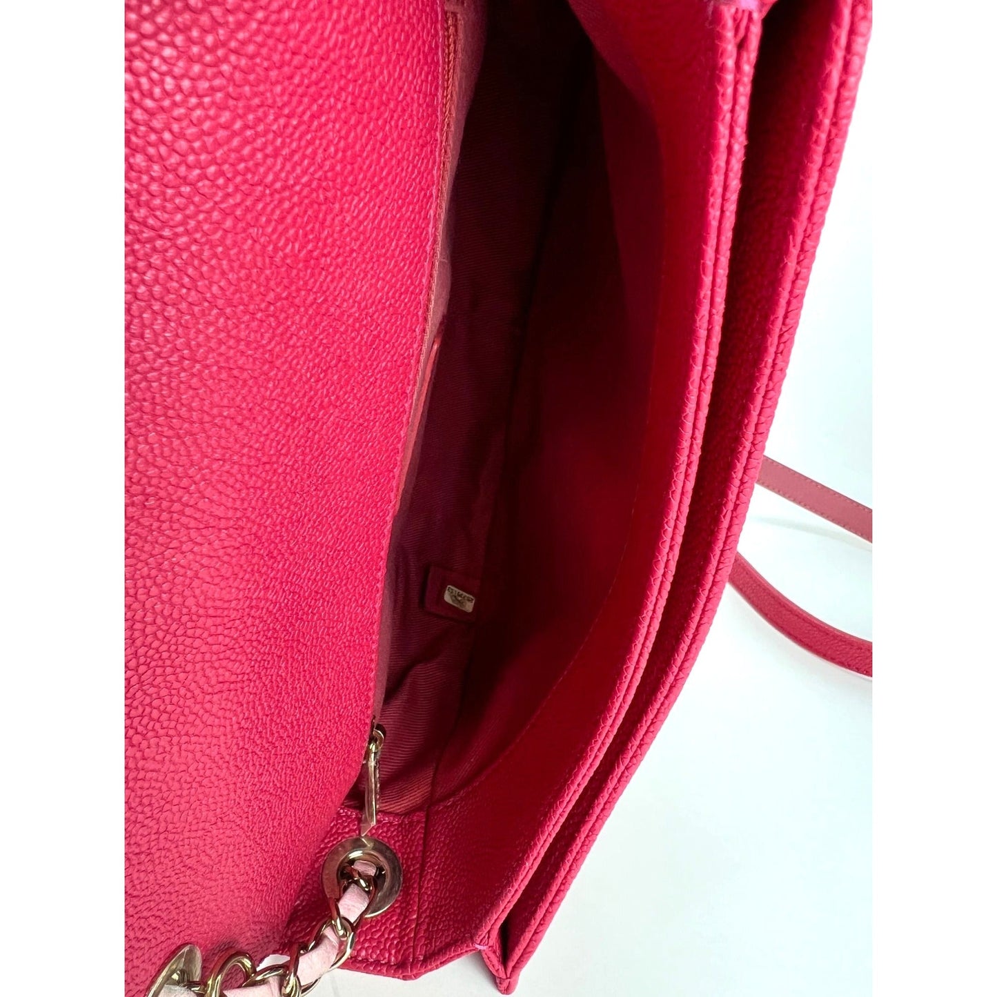 Sac à rabat Chanel Paris-Cuba moyen en cuir de veau caviar rose avec anse sur le dessus
