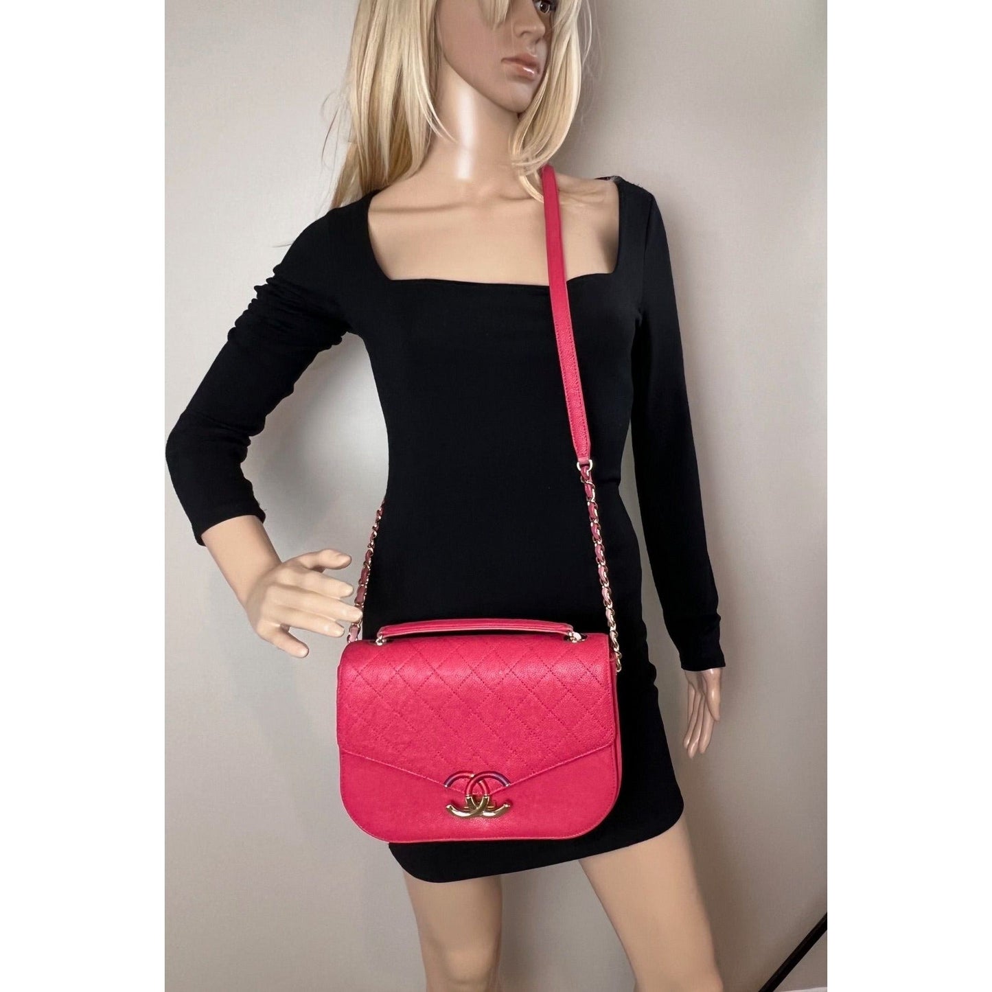Sac à rabat Chanel Paris-Cuba moyen en cuir de veau caviar rose avec anse sur le dessus